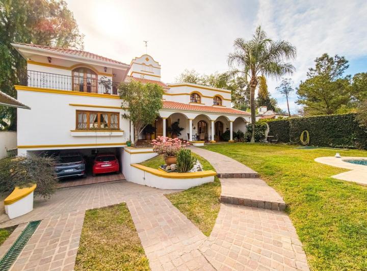 Casa · 400m² · 5 Ambientes · 2 Cocheras