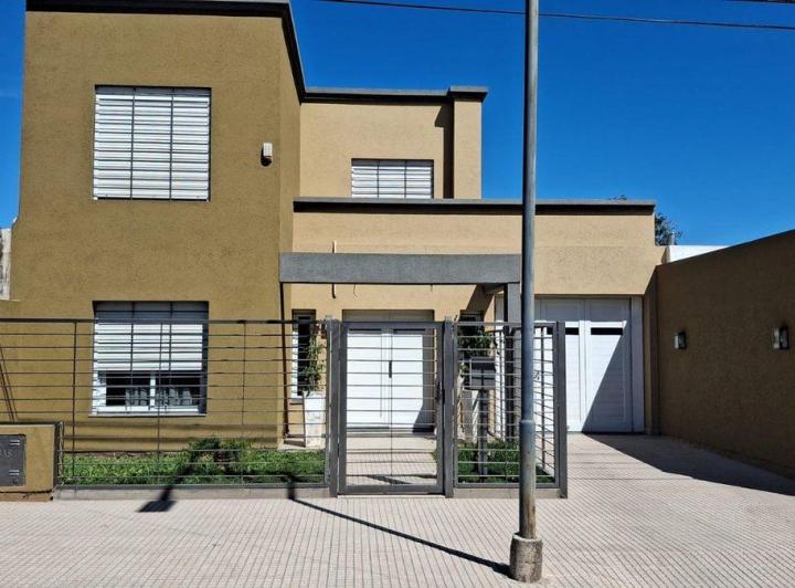 Casa · 256m² · 5 Ambientes · 2 Cocheras