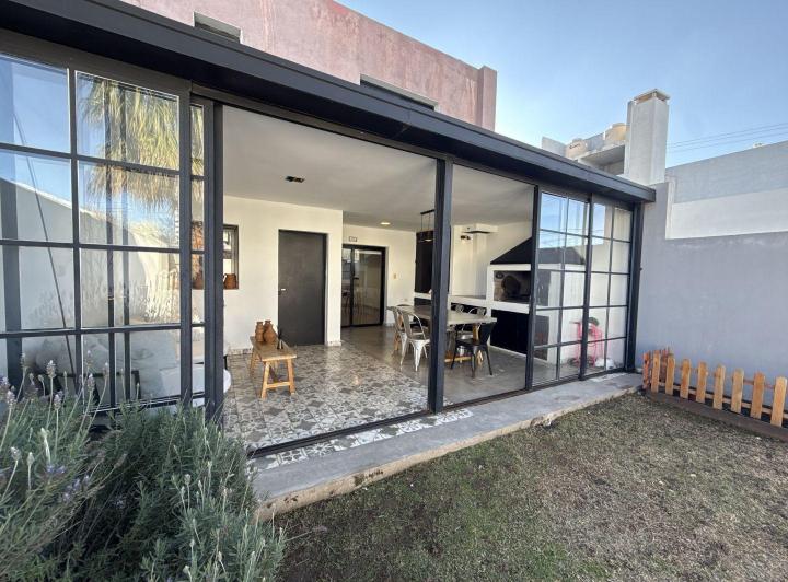 Casa · 150m² · 5 Ambientes · 2 Cocheras