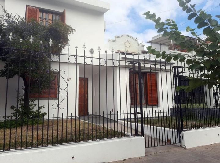 Casa · 250m² · 10 Ambientes · 2 Cocheras