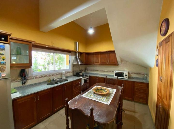 Casa · 241m² · 6 Ambientes · 2 Cocheras