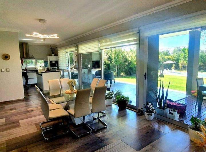 Casa · 230m² · 6 Ambientes · 2 Cocheras