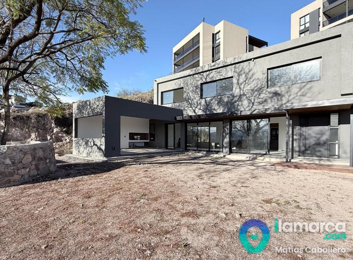 Casa · 320m² · 6 Ambientes · 2 Cocheras