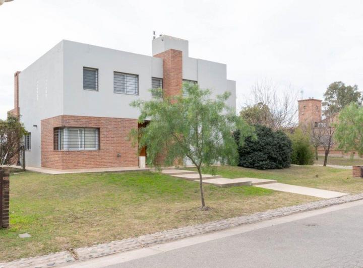 Casa · 250m² · 11 Ambientes · 2 Cocheras