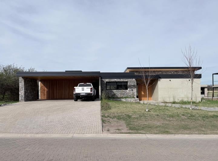 Casa · 1650m² · 8 Ambientes · 4 Cocheras