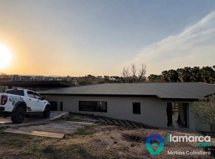 Casa · 340m² · 6 Ambientes · 2 Cocheras