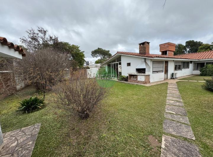 Casa · 250m² · 8 Ambientes · 2 Cocheras