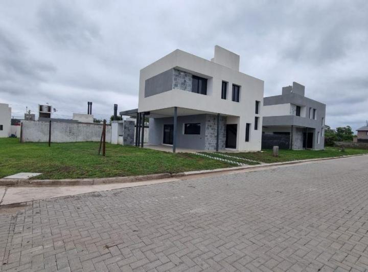 Casa · 100m² · 5 Ambientes · 1 Cochera