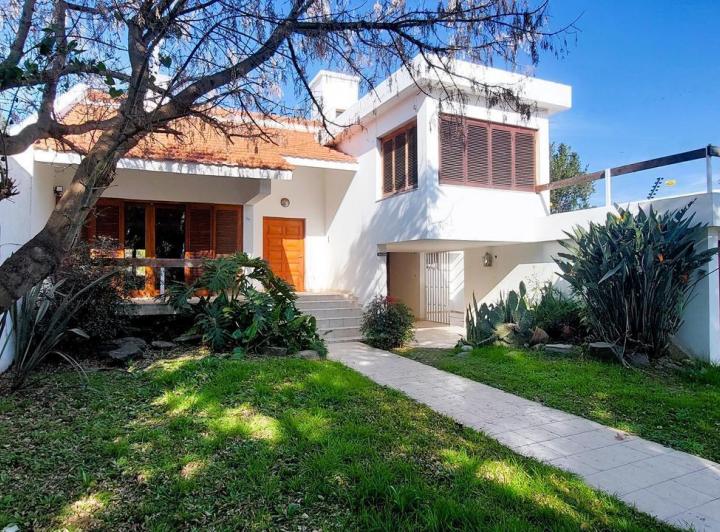 Casa · 437m² · 6 Ambientes · 2 Cocheras