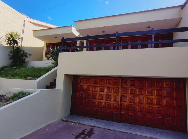 Casa · 188m² · 7 Ambientes · 2 Cocheras
