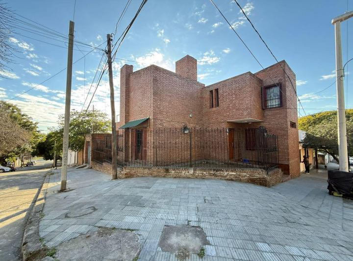 Casa · 204m² · 10 Ambientes · 1 Cochera