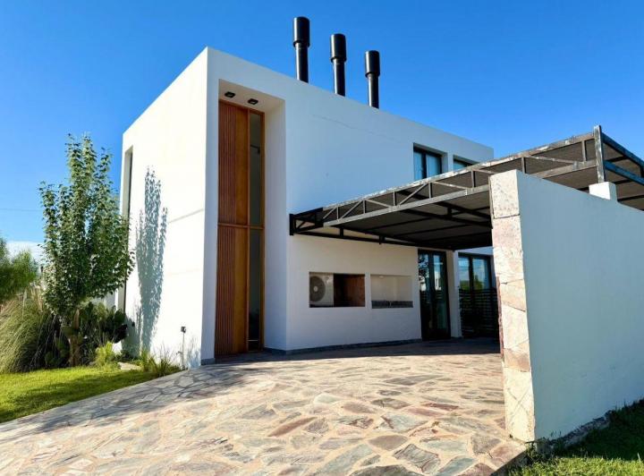 Casa · 253m² · 4 Ambientes · 1 Cochera