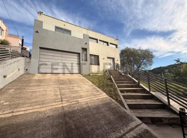 Casa · 198m² · 6 Ambientes · 2 Cocheras