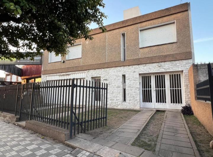 Casa · 369m² · 5 Dormitorios · 3 Cocheras