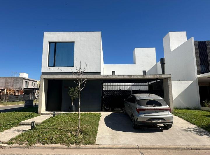 Casa · 125m² · 5 Ambientes · 2 Cocheras