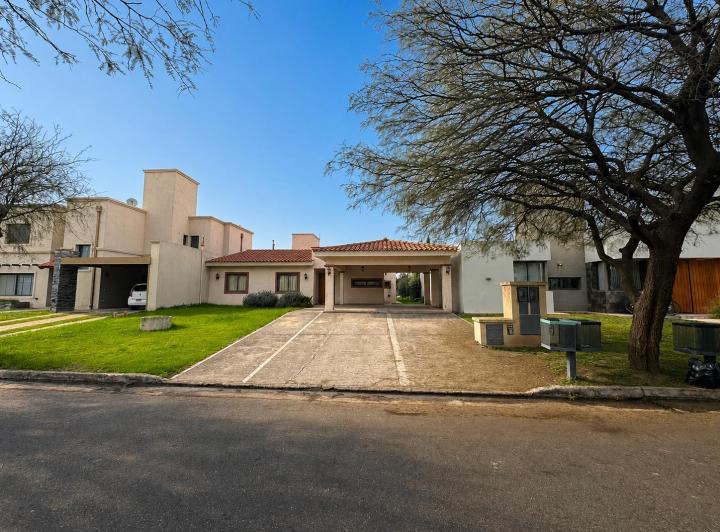Casa · 600m² · 5 Ambientes · 2 Cocheras