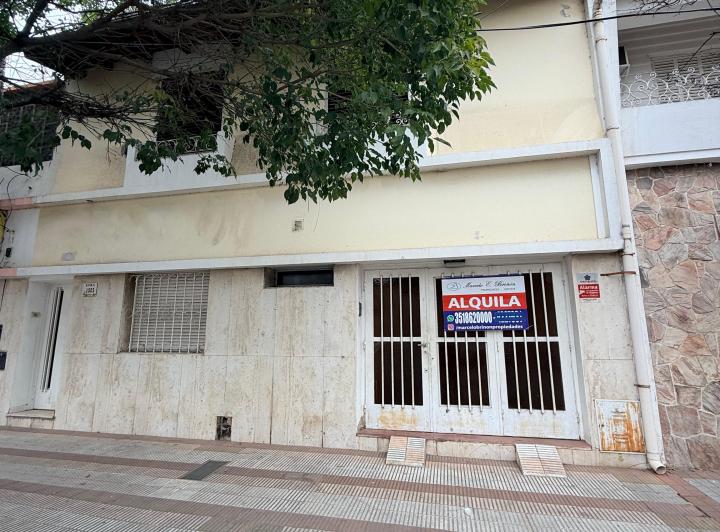 Casa · 130m² · 8 Ambientes · 1 Cochera