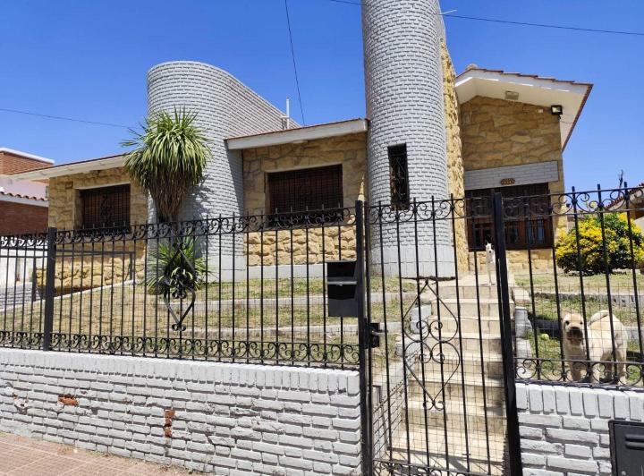 Casa · 171m² · 5 Ambientes · 2 Cocheras