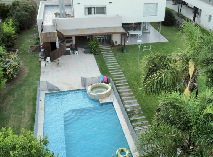 Casa · 375m² · 10 Ambientes · 4 Cocheras