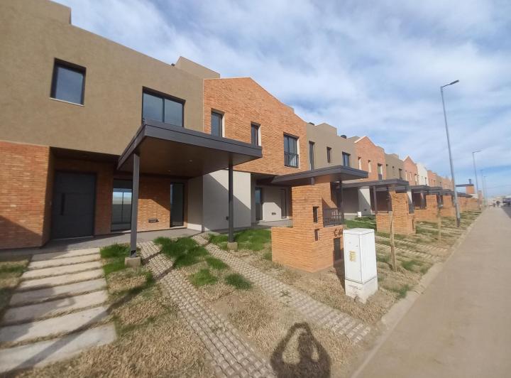 Casa · 100m² · 4 Ambientes · 1 Cochera
