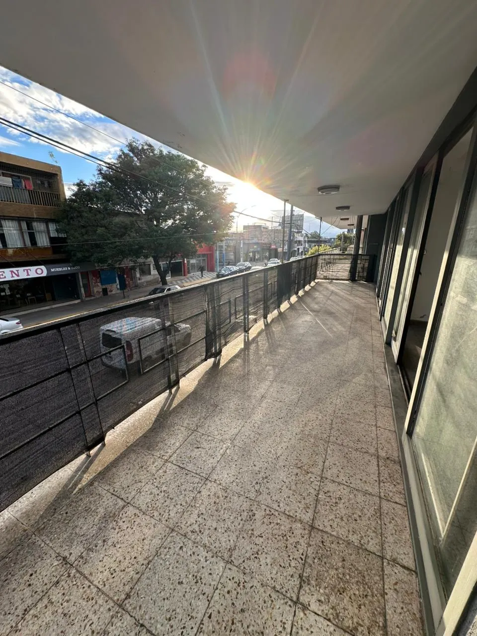 Departamento en venta 2 dormitorios con balcon y patio - Frente - Sobre Av. Castro Barros