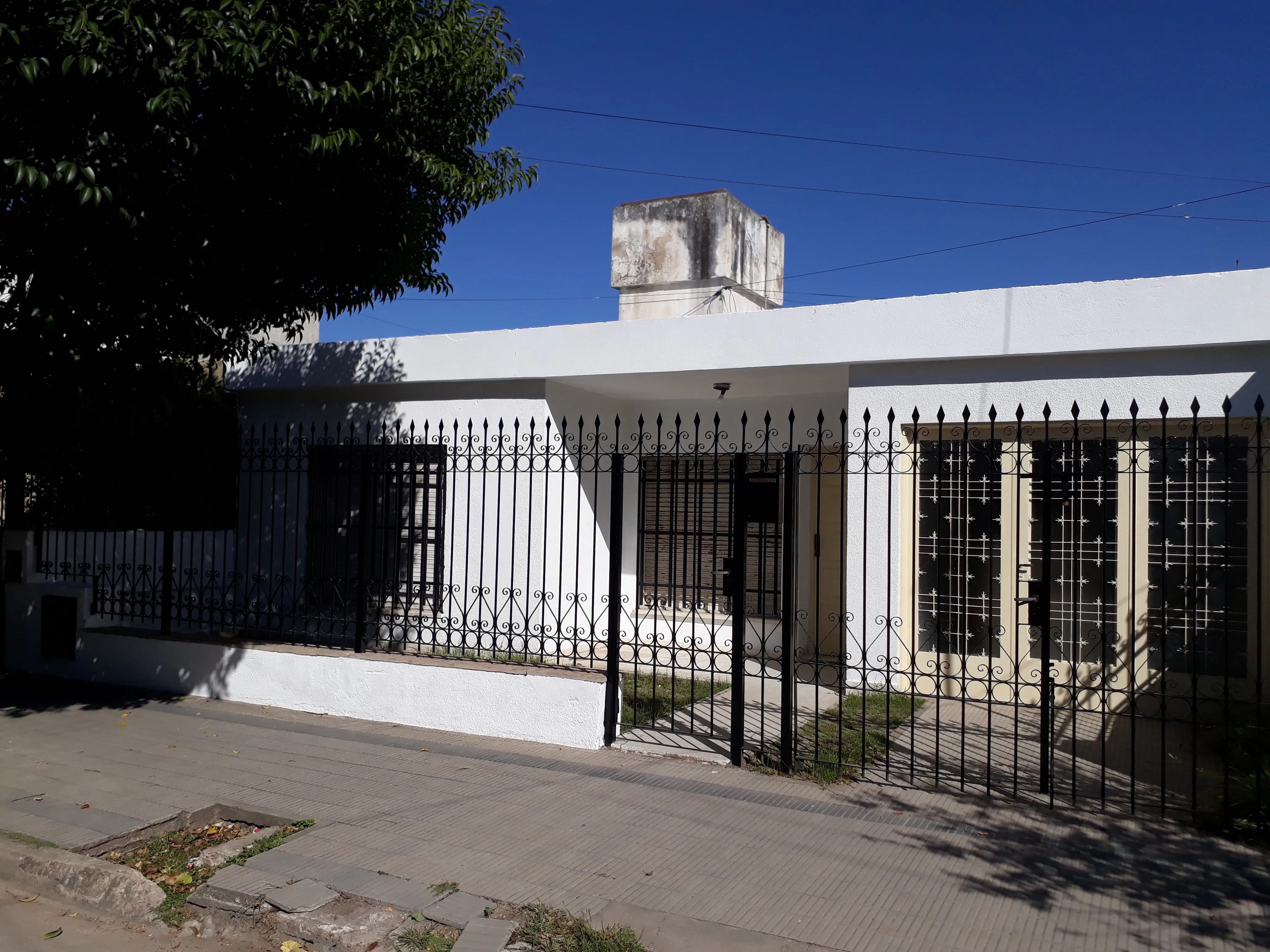 VENDO CASA DE 3 DORM. EN Bº ALTAMIRA.