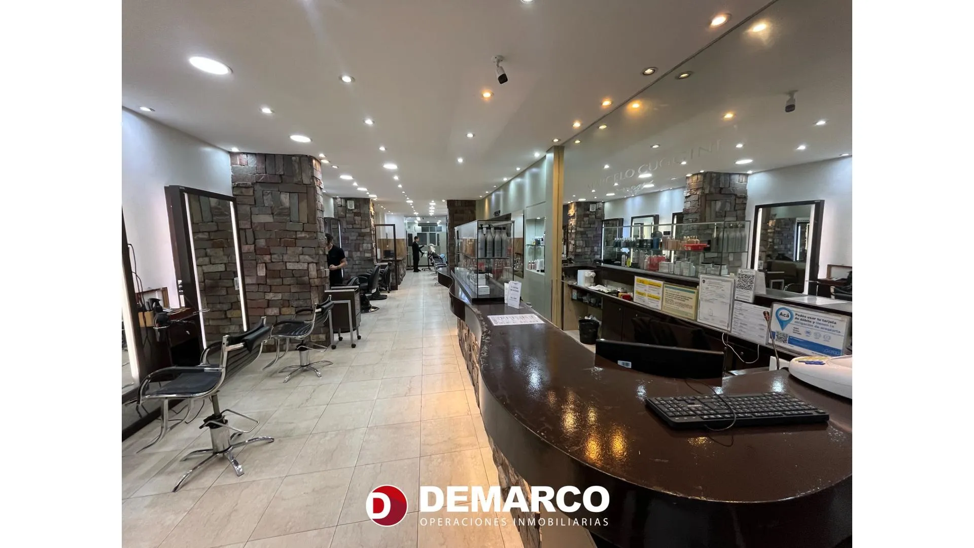 Local de 170 m² con vidriera a la calle y sótano en Tribunal