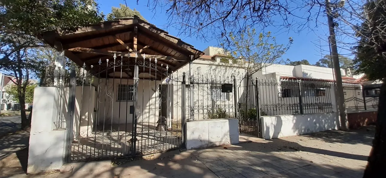 Oportunidad, casa 2 dormitorios en Barrio Jardín