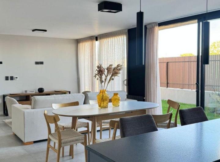 Casa · 140m² · 9 Ambientes · 2 Cocheras