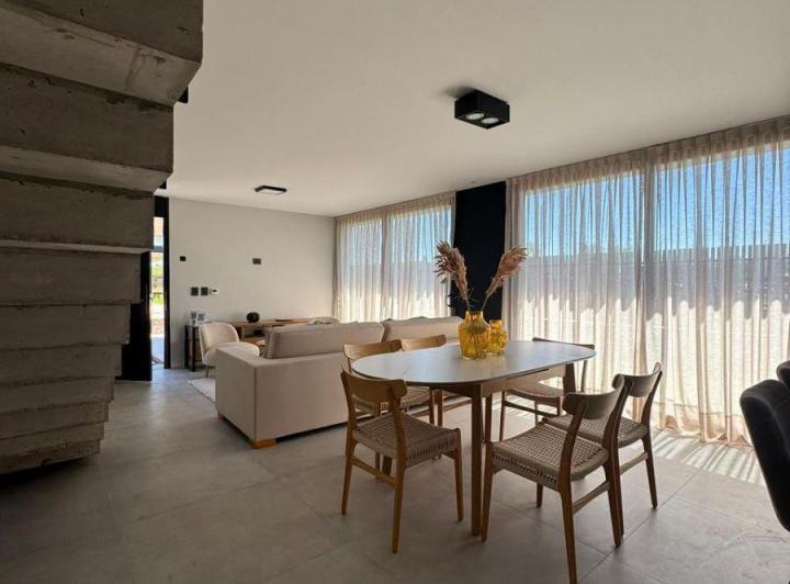Casa · 157m² · 6 Ambientes · 1 Cochera