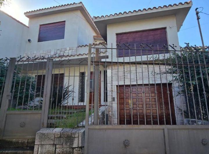 Casa · 205m² · 9 Ambientes · 2 Cocheras