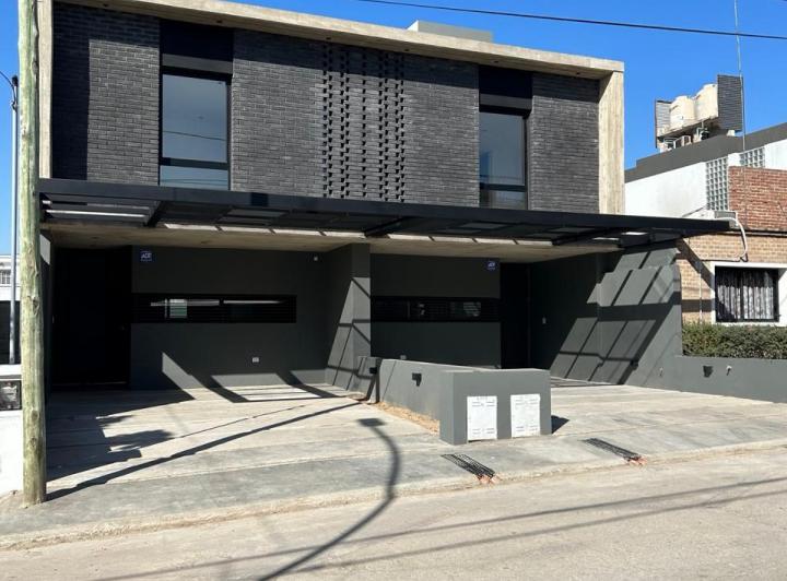 Casa · 130m² · 8 Ambientes · 2 Cocheras
