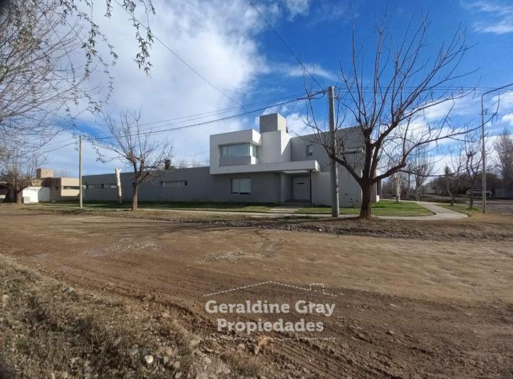 Casa · 319m² · 4 Ambientes · 1 Cochera