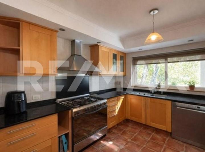 Casa · 245m² · 8 Ambientes · 2 Cocheras