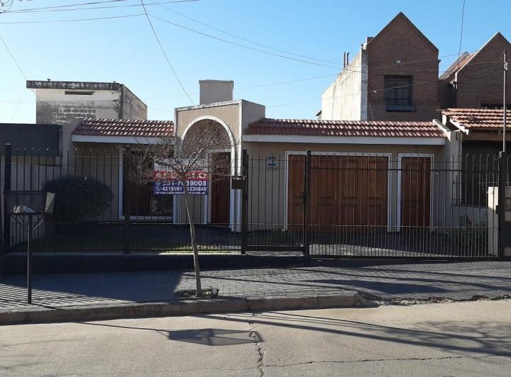 Casa · 234m² · 7 Ambientes · 1 Cochera