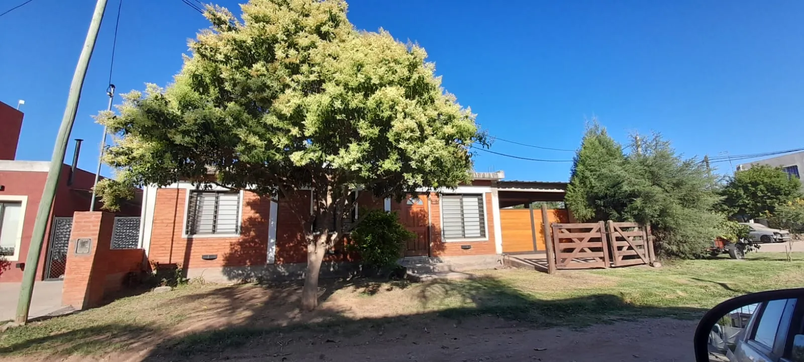 HERMOSA CASA esquina en VENTA VILLA ESQUIU, CORDOBA. 500 M2 (son dos lotes)