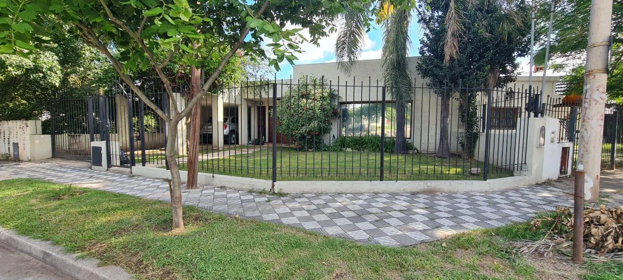 Vendo casa c3 dorm.y pileta.B Granja de Funes.