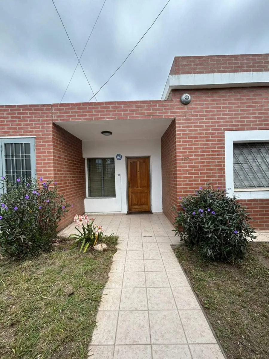 Vendo casa c2 dorm. B Colón