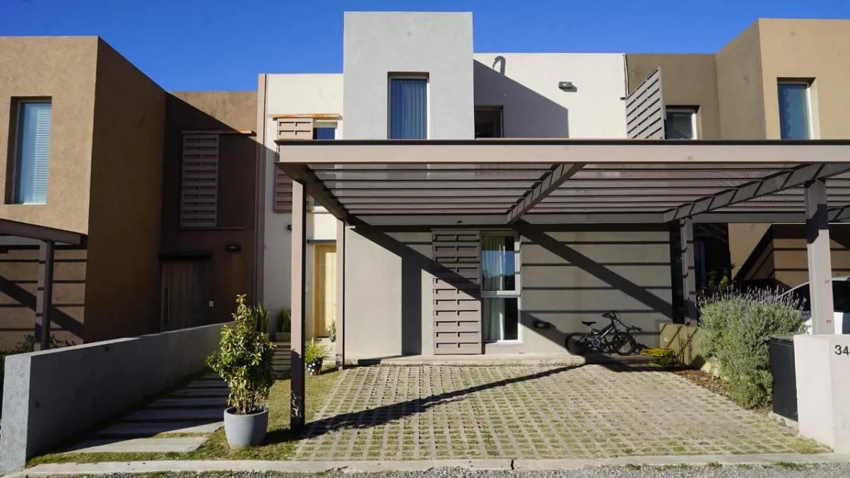 Vendo casa c3 dorm y pileta. B Villa Revol.