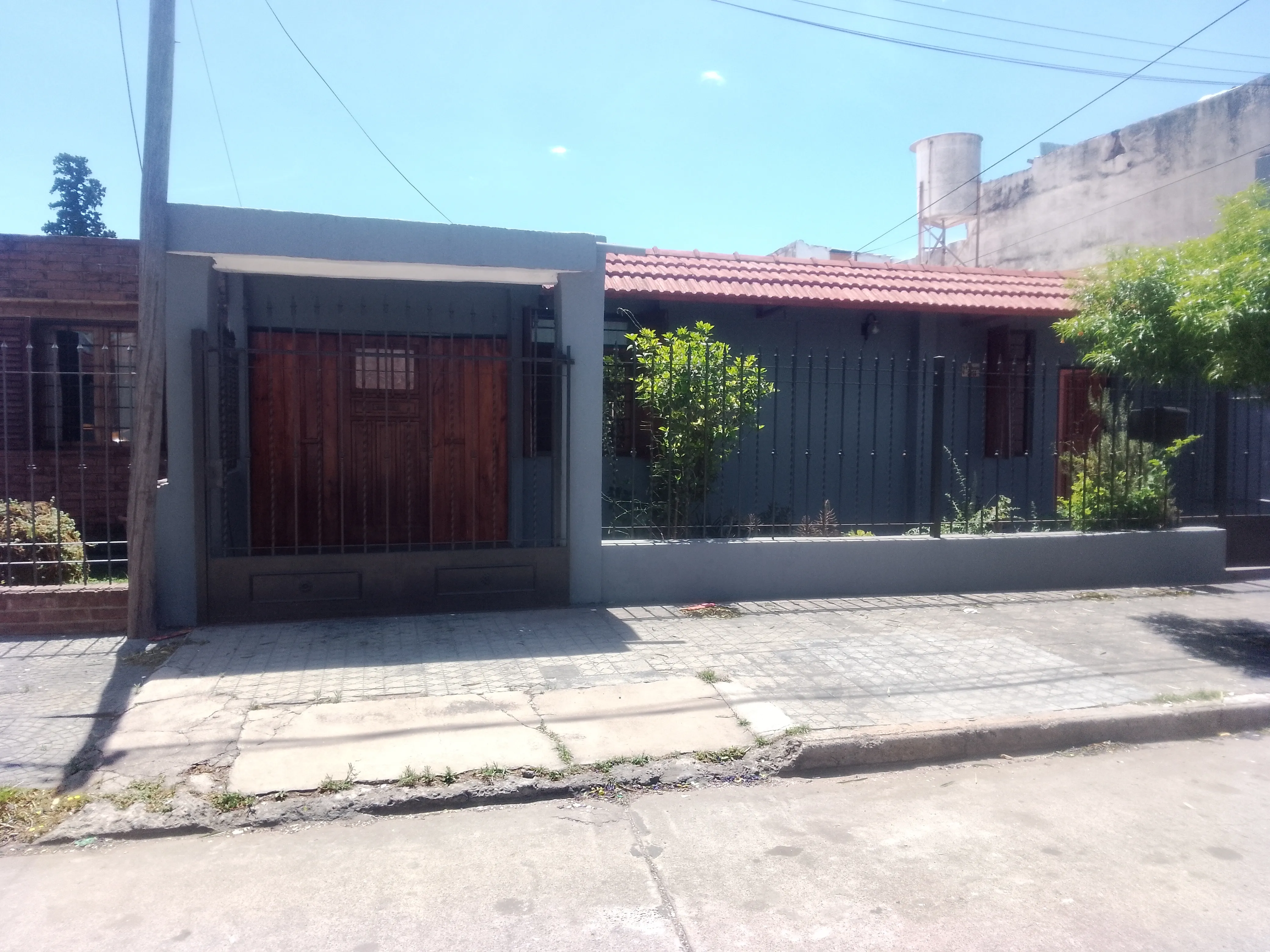 Venta de Casa /con dpto al fondo.