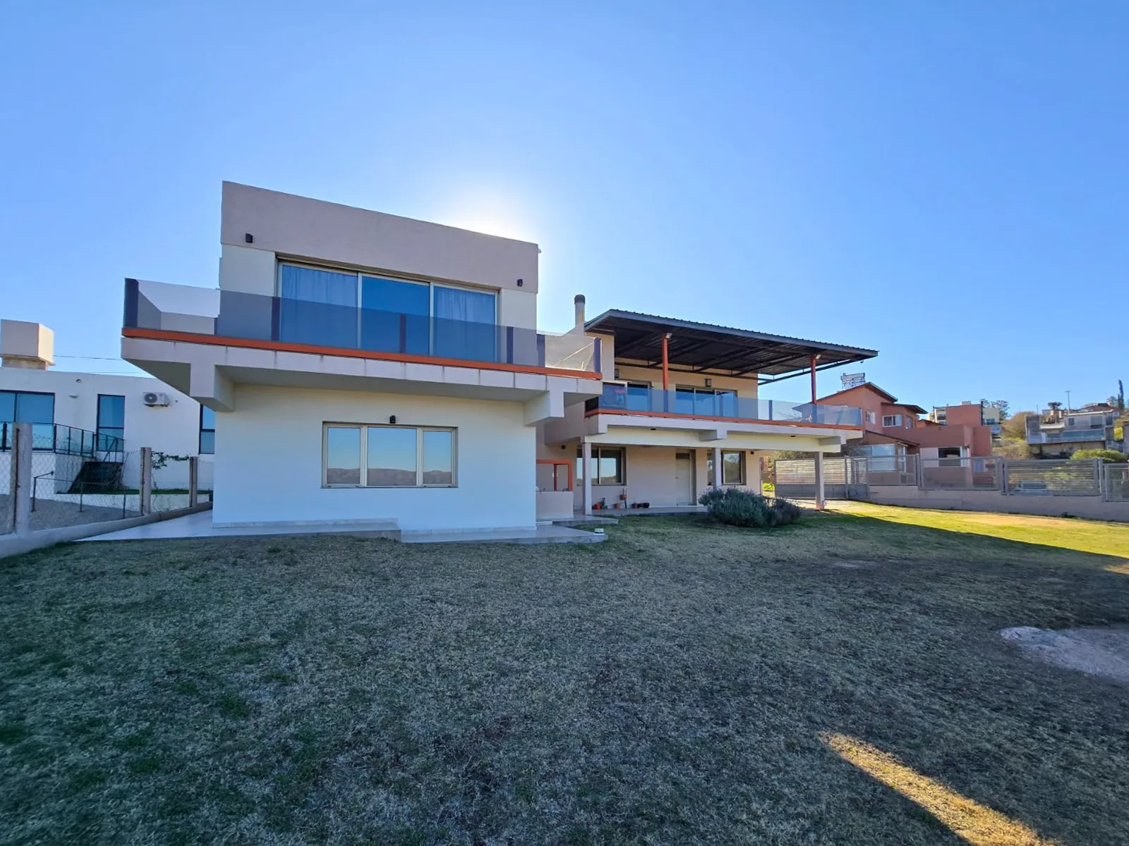 CASA DE CATEGORIA CON VISTAS EN CARLOS PAZ