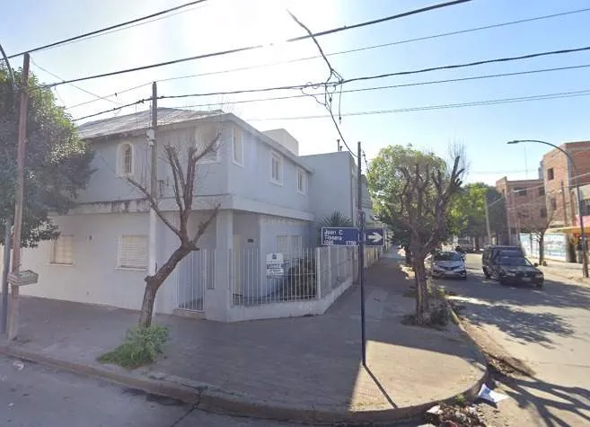 CASA CON DEPTO EN TALLERES OESTE