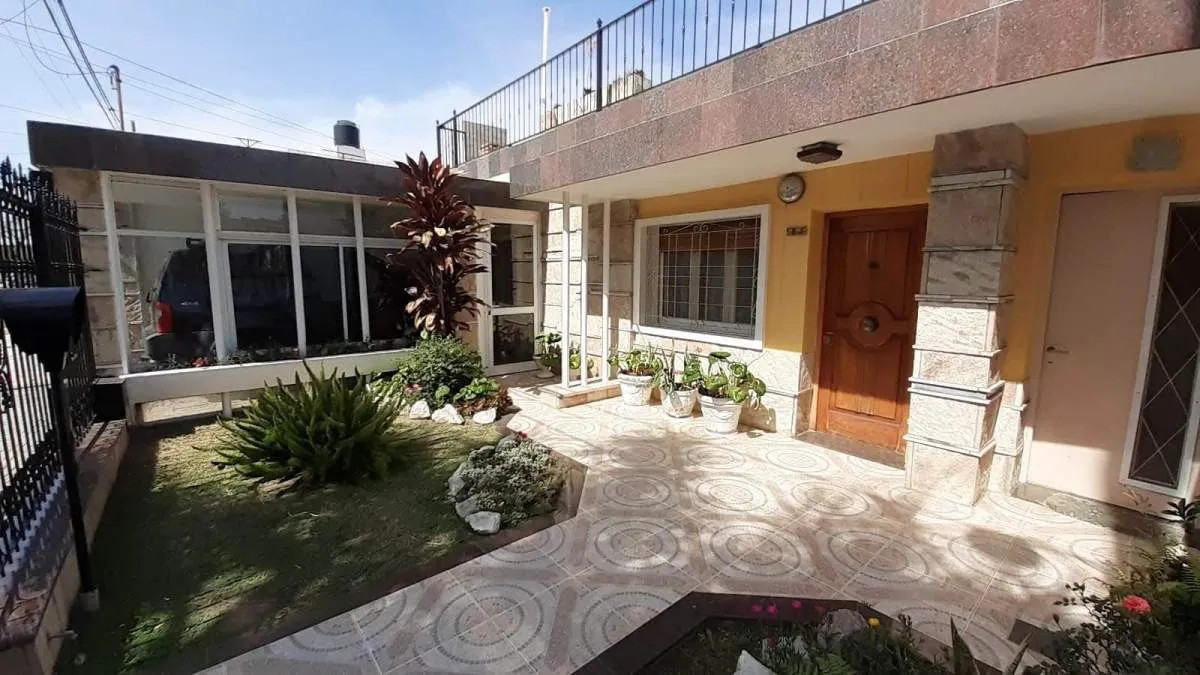 CASA DE TRES DORMITORIOS EN RESIDENCIAL AMÉRICA
