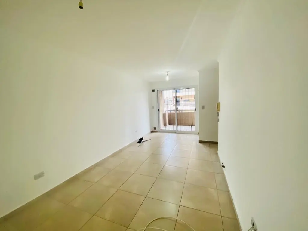 VENDO CON ESC. ACEPTO MENOR , 2 DOR, 2 BAÑOS, GRAN BALCON, COCINA SEP.