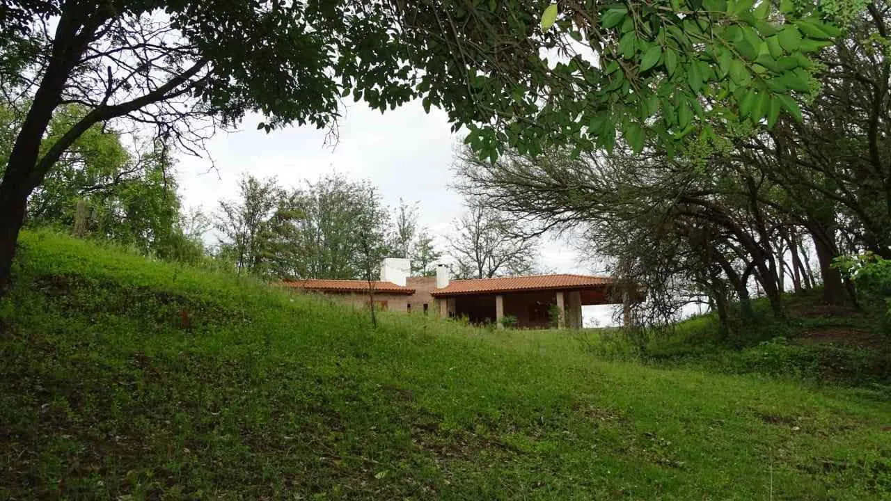 Valle de Traslasierra! En Nono, a 100 metros de Ruta 14. LOTE DE 1 HECTÁREA CON CASA Y GRAN PILETA! SUPER OPORTUNIDAD INVERSOR PARA COMPLEJO DE CABAÑAS! A 500 metros del Rio Los Sauces!  Escritura.
