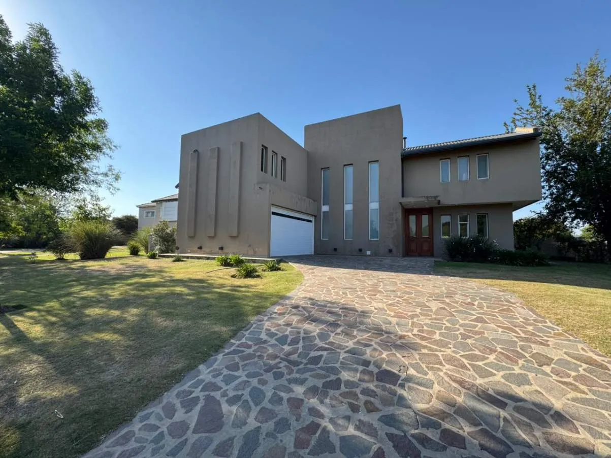 VENTA CASA 4 DORM. EN COUNTRY LA SANTINA !!