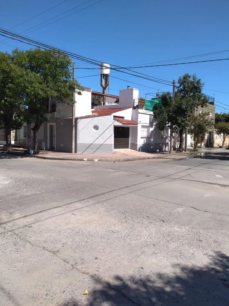 HERMOSA CASA UBICADA EN B YAPEYU