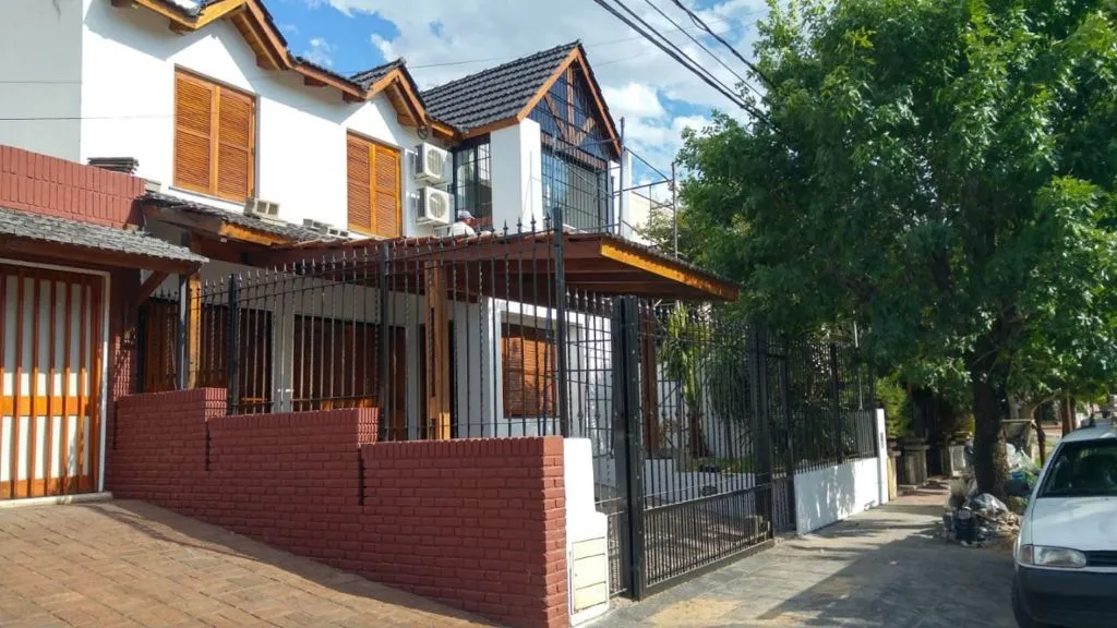 EXCELENTE CASA UBICADA EN B PARQUE SAN VICENTE