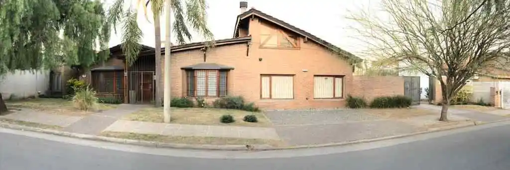 VENTA - Casa 3dorm. + depto - Jardin y pileta