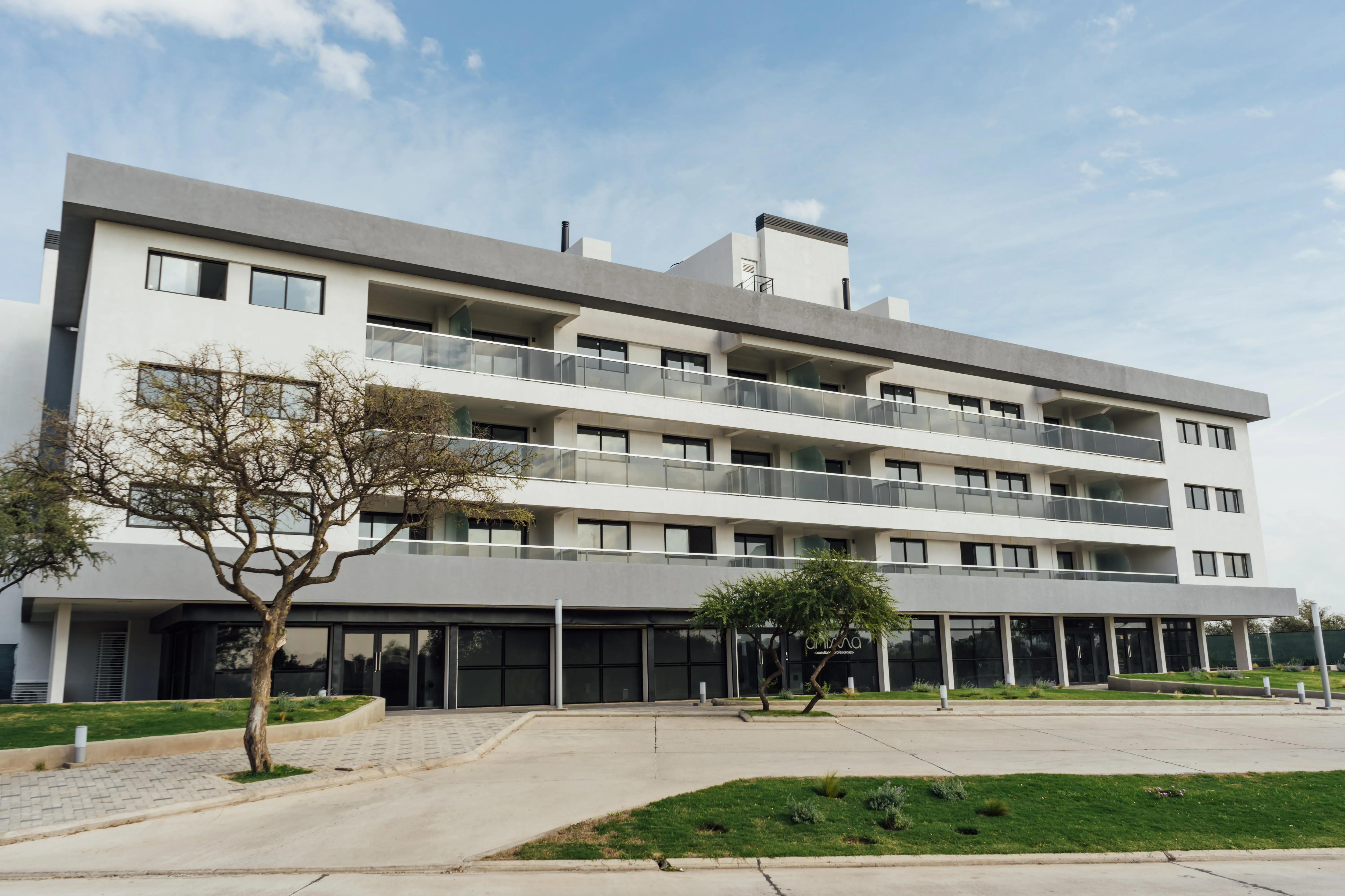Casona San Benito: depto de tres dormitorios con pileta y seguridad.